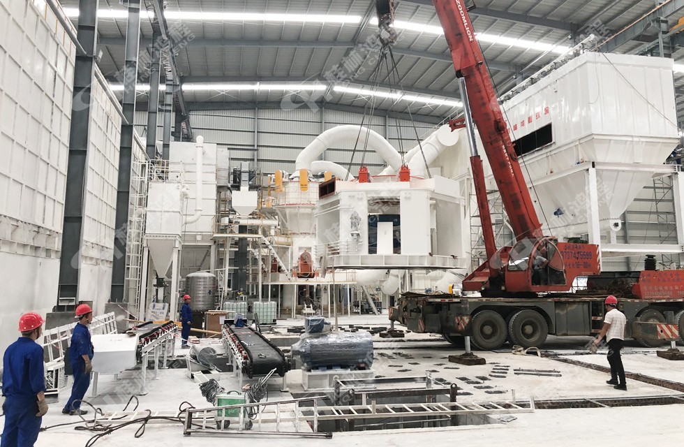 桂林鴻程兩條HLMX1300超細(xì)立磨生產(chǎn)線有序安裝中 桂林鴻程兩條HLMX1300超細(xì)立磨生產(chǎn)線有序安裝中