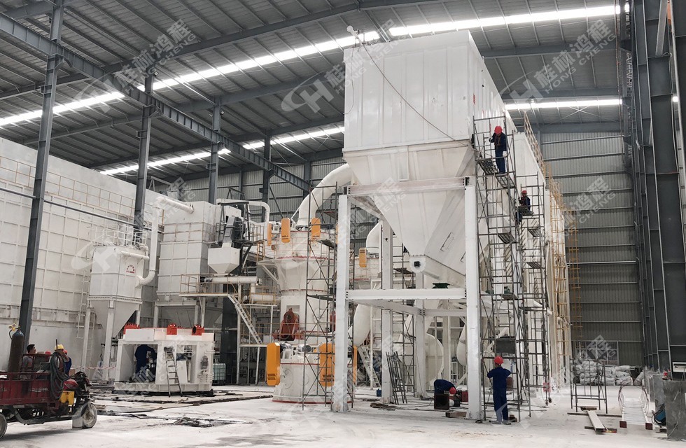 桂林鴻程兩條HLMX1300超細(xì)立磨生產(chǎn)線有序安裝中 桂林鴻程兩條HLMX1300超細(xì)立磨生產(chǎn)線有序安裝中