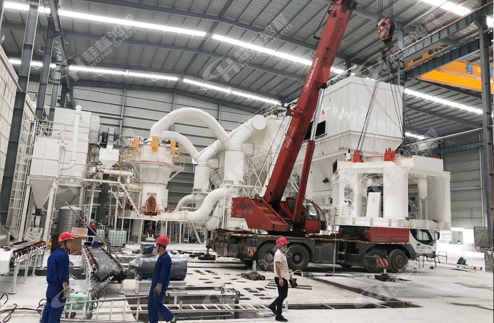 桂林鴻程兩條HLMX1300超細(xì)立磨生產(chǎn)線有序安裝中 桂林鴻程兩條HLMX1300超細(xì)立磨生產(chǎn)線有序安裝中