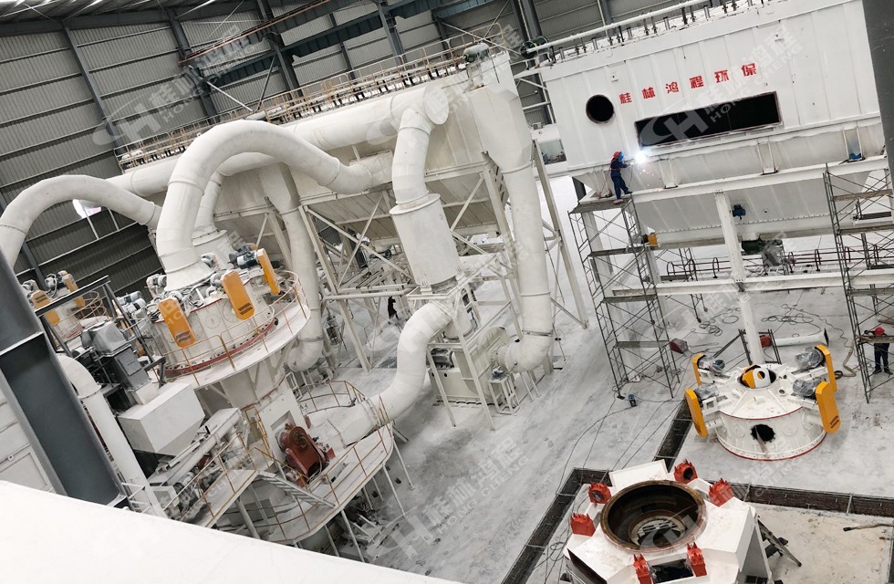 桂林鴻程兩條HLMX1300超細(xì)立磨生產(chǎn)線有序安裝中 桂林鴻程兩條HLMX1300超細(xì)立磨生產(chǎn)線有序安裝中