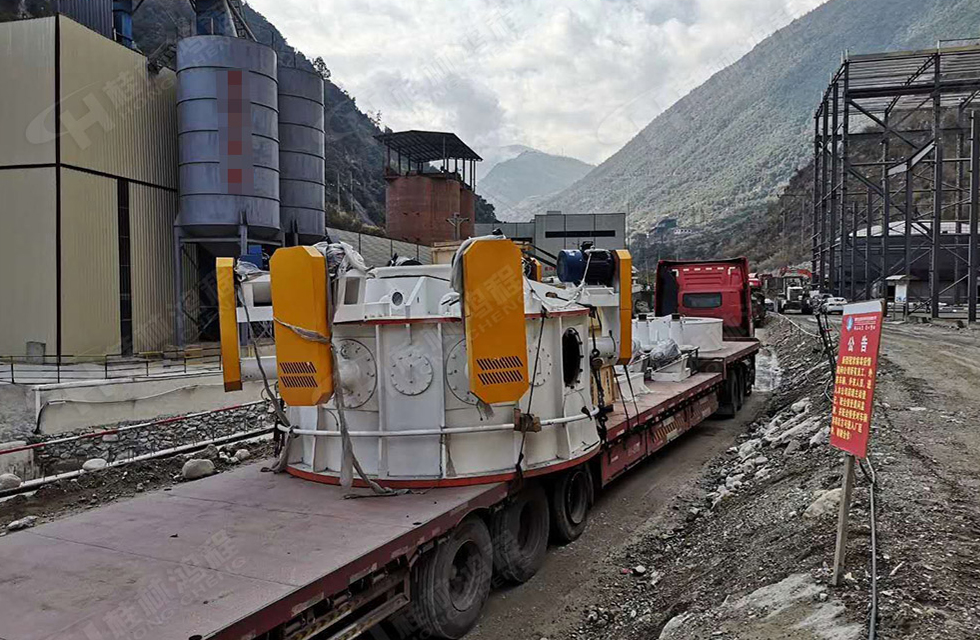 桂林鴻程董事長容棟國、總經理林總親臨磨機安裝現場指導工作