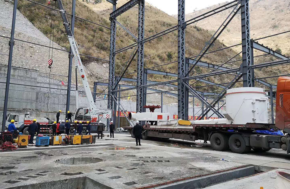 桂林鴻程董事長容棟國、總經理林總親臨磨機安裝現場指導工作